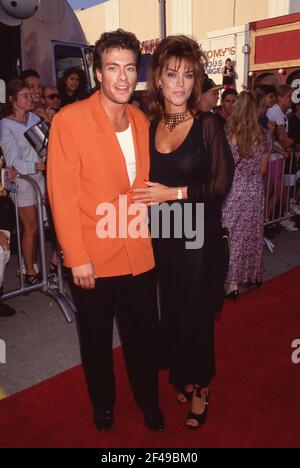 Jean-Claude Van Damme et le modèle Darcy LaPier assistent à la première « Last action Hero » Westwood le 13 juin 1993 au Mann Village Theatre de Westwood, Californie. Crédit: Ralph Dominguez/MediaPunch Banque D'Images