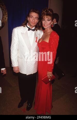 Jean-Claude Van Damme et le modèle Darcy LaPier assistent au 50e Golden Globe Awards le 23 janvier 1993 à l'hôtel Beverly Hilton de Beverly Hills, Californie crédit: Ralph Dominguez/MediaPunch Banque D'Images