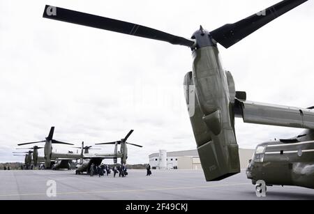 Chamblee, États-Unis. 19 mars 2021. Les avions marins Osprey débarquèrent comme président Joe Biden et vice-président Kamala Harris à l'aéroport Peachtree Delkab, à Chamblee, en Géorgie, le vendredi 19 mars 2021. Le président Biden et le vice-président Harris se rendent au Centre for Disease Control (CDC) et rencontreront les dirigeants de la communauté américaine asiatique à la suite du tir d'Atlanta, où huit personnes sont mortes après l'ouverture du feu d'un tireur sur une série de spas. Photo de Kevin Dietsch/UPI crédit: UPI/Alay Live News Banque D'Images