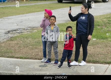 Chamblee, États-Unis. 19 mars 2021. Les gens regardent le convoi du président Joe Biden et du vice-président Kamala Harris se rendre au centre de contrôle des maladies (CDC), à Atlanta, en Géorgie, le vendredi 19 mars 2021. Le président Biden et le vice-président Harris se rendent au Centre for Disease Control (CDC) et rencontreront les dirigeants de la communauté américaine asiatique à la suite du tir d'Atlanta, où huit personnes sont mortes après l'ouverture du feu d'un tireur sur une série de spas. Photo de Kevin Dietsch/UPI crédit: UPI/Alay Live News Banque D'Images