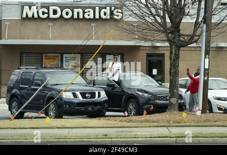 Chamblee, États-Unis. 19 mars 2021. Les gens regardent le convoi du président Joe Biden et du vice-président Kamala Harris se rendre au centre de contrôle des maladies (CDC), à Atlanta, en Géorgie, le vendredi 19 mars 2021. Le président Biden et le vice-président Harris se rendent au Centre for Disease Control (CDC) et rencontreront les dirigeants de la communauté américaine asiatique à la suite du tir d'Atlanta, où huit personnes sont mortes après l'ouverture du feu d'un tireur sur une série de spas. Photo de Kevin Dietsch/UPI crédit: UPI/Alay Live News Banque D'Images