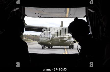 Chamblee, États-Unis. 19 mars 2021. Un avion Marines Osprey atterrit en tant que président Joe Biden et vice-président Kamala Harris arrive à l'aéroport Peachtree Delkab, à Chamblee, en Géorgie, le vendredi 19 mars 2021. Le président Biden et le vice-président Harris se rendent au Centre for Disease Control (CDC) et rencontreront les dirigeants de la communauté américaine asiatique à la suite du tir d'Atlanta, où huit personnes sont mortes après l'ouverture du feu d'un tireur sur une série de spas. Photo de Kevin Dietsch/UPI crédit: UPI/Alay Live News Banque D'Images