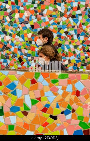 Düsseldorf, NRW, Allemagne, 19 mars 2021. Deux personnes en FFP2/KN95 masques de visage marchent devant le mur de mosaïque 'Rivertime' par Hermann-Josef Kuhna sur les rives du Rhin à Dusseldorf, capitale de NRW. Les mesures de confinement devraient augmenter une fois de plus en Allemagne, le taux d'incidence sur 7 jours atteignant un seuil crucial de 100 000 habitants. Alors que Düsseldorf s'élève aujourd'hui relativement bien à 63, les chiffres de l'Allemagne ont augmenté à 95.6 Banque D'Images