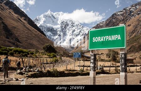 Marche à travers une vallée ouverte le long de la Salkantay Trail sur le chemin de Machu Picchu, Pérou Banque D'Images