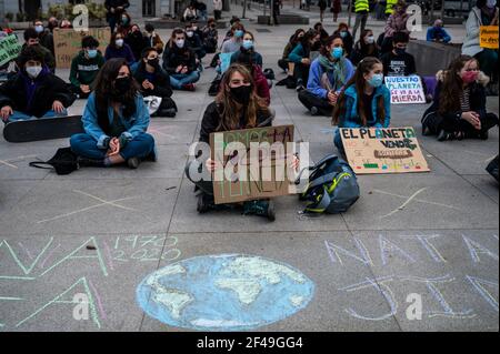 Madrid, Espagne. 19 mars 2021. Les militants du changement climatique du groupe "Fridays for future" protestent avec des pancartes devant le Parlement espagnol appelant à une action dans les politiques climatiques depuis 5 ans de l'Accord de Paris sur le changement climatique et la température mondiale de la planète continue d'augmenter. Credit: Marcos del Mazo/Alay Live News Banque D'Images