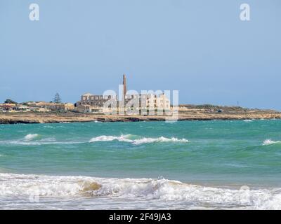 La plage de Sampieri et l'usine abandonnée Banque D'Images