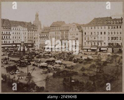 La vieille ville de Dresde. Altmarkt avec Market Drive. Vue sur le dôme de la Frauenkirche (1726-1743; G. Bäh) Banque D'Images