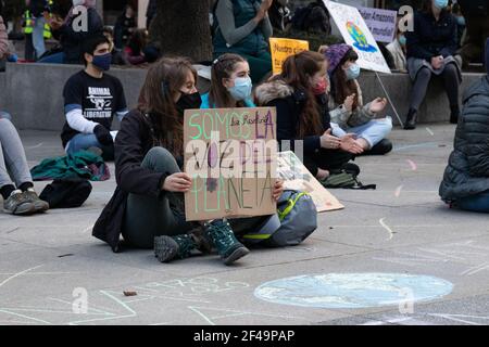 Madrid, Espagne. 19 mars 2021. Mars 19 2021; Madrid, Espagne: Manifestation des jeunes pour le climat des vendredis pour le futur mouvement protestant contre la crise climatique devant le Congrès des députés (Congreso de los Diputados). Credit: Álvaro Laguna/Alay Live News Banque D'Images