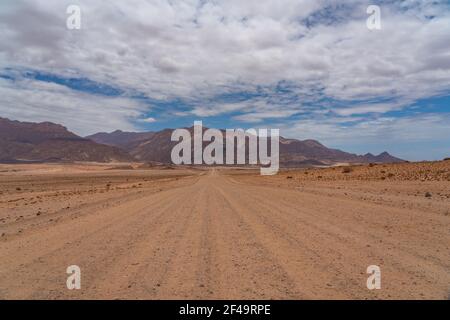 Paysage désertique du parc national de Dorob en Namibie. Fond avec ciel bleu Banque D'Images