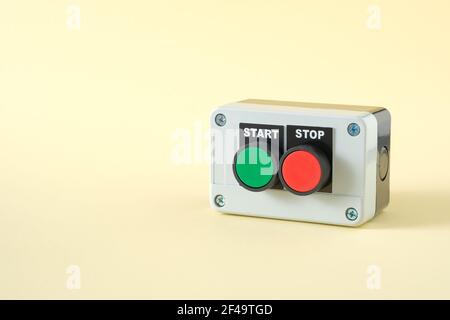 Station à bouton-poussoir avec boutons de démarrage vert et d'arrêt rouge Banque D'Images