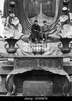 Kamakura. Deux messieurs assis sur les mains pliées du grand Bouddha (Daibutsu) Kamakura. Deux messieurs assis sur les mains pliées du grand Bouddha (Daibutsu) Banque D'Images