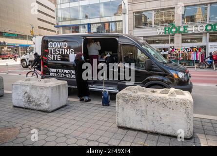 New York, États-Unis. 19 mars 2021. Camionnette mobile Covid-19 à Union Square à New York le vendredi 19 mars 2021. (Âphoto de Richard B. Levine) crédit: SIPA USA/Alay Live News Banque D'Images