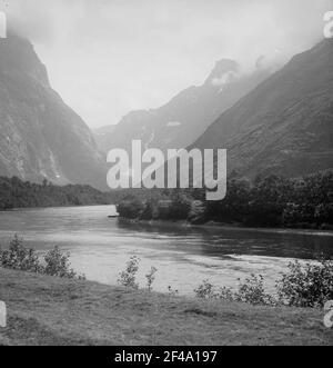 Probablement Nærøytal (Nærøydalen) avec Nærøydalselvi, Norvège. Vue depuis le rivage contre les montagnes Banque D'Images