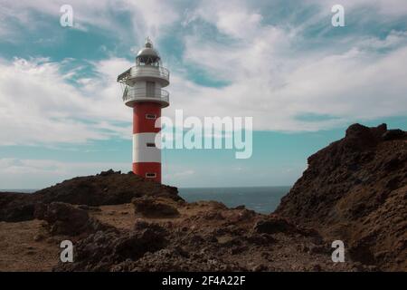 Paysage montrant un phare sur la côte à Punta del Teno sur l'île de Ténérife en Espagne Banque D'Images