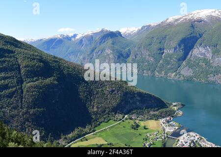 Vue magnifique sur le fjord d'Aurlandsfjord depuis le point de vue de Stegastein, Banque D'Images