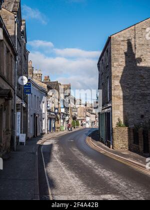 C'est la rue principale dans l'époque victorienne sud ville marchande de Cumbrian Kirkby Lonsdale souvent utilisé comme un ensemble de film pour les drames d'époque de costume de télévision. Banque D'Images