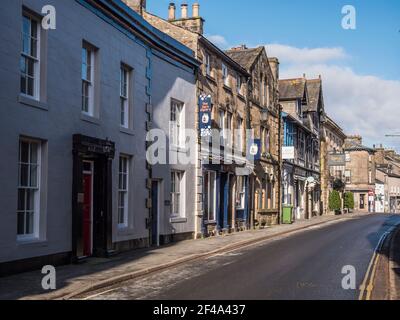 C'est la rue principale dans l'époque victorienne sud ville marchande de Cumbrian Kirkby Lonsdale souvent utilisé comme un ensemble de film pour les drames d'époque de costume de télévision. Banque D'Images