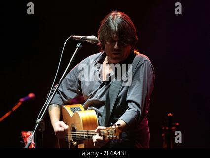 Le chanteur et musicien italien Cristiano de Andrè se produit en direct lors de la tournée 'Come in cielo Così in guerra' à Mestre, Italie, le 30 janvier 2014 Banque D'Images