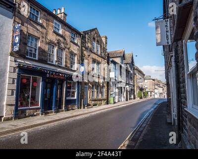 C'est la rue principale dans l'époque victorienne sud ville marchande de Cumbrian Kirkby Lonsdale souvent utilisé comme un ensemble de film pour les drames d'époque de costume de télévision. Banque D'Images