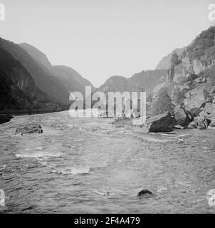 Nærøytal (Nærøydalen), Norvège. Vue du pont au cours de la route de Stalheimskleiva à Stalheim le long de la rivière Nærøydalselvi contre les montagnes avec cascade de Stalheimsfossen Banque D'Images