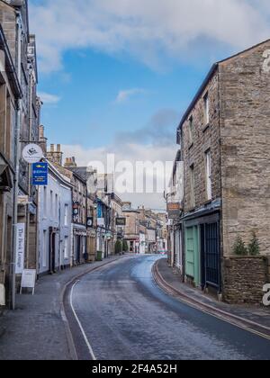 C'est la rue principale dans l'époque victorienne sud ville marchande de Cumbrian Kirkby Lonsdale souvent utilisé comme un ensemble de film pour les drames d'époque de costume de télévision. Banque D'Images