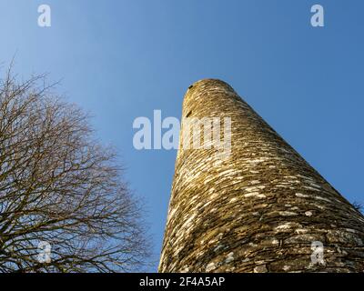 Tour ronde à Monasterboice, ruines monastiques dans le comté de Louth, Irlande Banque D'Images