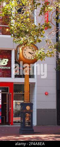 Horloge sur le trottoir Market Street dans le centre-ville de San Francisco, Californie Banque D'Images