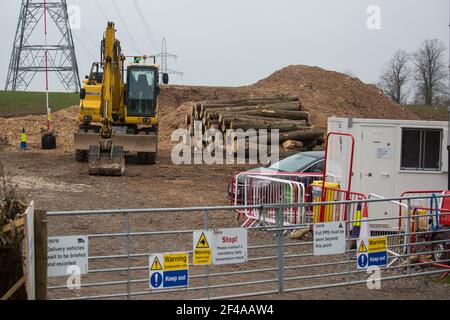 Wendover, Royaume-Uni. 18 mars 2021. Une pile de billes provenant de bois bombardés par des entrepreneurs HS2 le long de Small Dean Lane est représentée dans un composé HS2. Des travaux préparatoires considérables de ce type sont actuellement en cours entre Great Missenden et Wendover au nord de la section du tunnel Chiltern de la liaison ferroviaire à grande vitesse HS2 de 106 milliards de livres sterling. Crédit : Mark Kerrison/Alamy Live News Banque D'Images