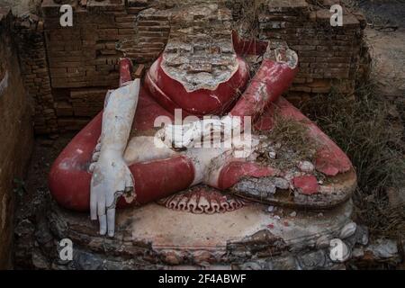 Vue d'une ancienne et historique ruinée statue de bouddha assis en rouge d'en haut à Bagan, Myanmar Banque D'Images