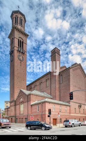 La paroisse de Saint-Paul est une église catholique de style roman planifiée par Edward Graham et située près de l'université de Harvard sur le mont Auburn St., Cambridge, Massachusetts. Banque D'Images