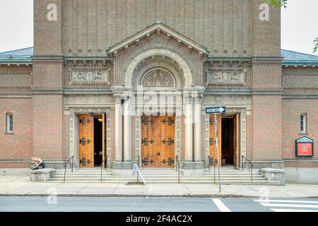 La paroisse de Saint-Paul est une église catholique de style roman planifiée par Edward Graham et située près de l'université de Harvard sur le mont Auburn St., Cambridge, Massachusetts. Banque D'Images