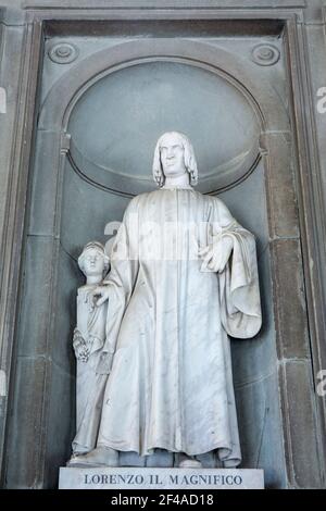 Florence, Italie. Lorenzo il Magnifico statue de Gaetano Grazzini. Il est situé dans une niche sous les portiques de la Galerie des Offices. (Pour utilisation éditoriale sur Banque D'Images