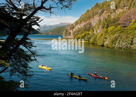 Faites du kayak dans les lacs du parc national de Los Alerces, Chubut, Argentine Banque D'Images