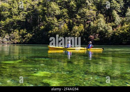 Faites du kayak dans les lacs du parc national de Los Alerces, Chubut, Argentine Banque D'Images