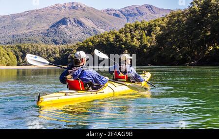 Faites du kayak dans les lacs du parc national de Los Alerces, Chubut, Argentine Banque D'Images