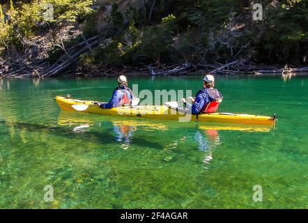 Faites du kayak dans les lacs du parc national de Los Alerces, Chubut, Argentine Banque D'Images