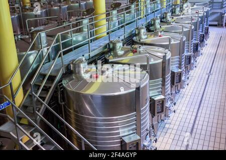 Montalcino, Toscane, Italie. Vins dans la cave de vinification Altesino. (À usage éditorial uniquement) Banque D'Images