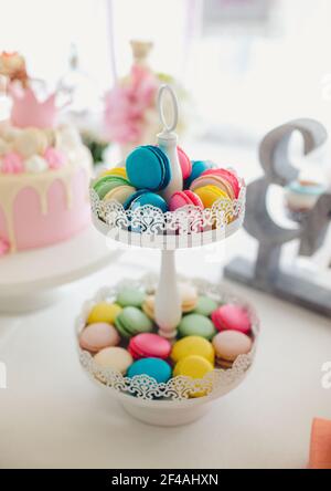 Un stand avec des macarons colorés délicieux servi pour un anniversaire fête Banque D'Images