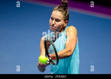 SAINT-PÉTERSBOURG, RUSSIE - MARS 19: Veronika Kudermetova de Russie pendant son match contre Daria Kasatkina de Russie pendant les quarts de finale du Trophée des dames de Saint-Pétersbourg 2021, tournoi de tennis WTA 500 à Silbur Arena le 19 mars 2021 à Saint-Pétersbourg, Russie (photo par Anatolij Medved/Orange Pictures) Banque D'Images