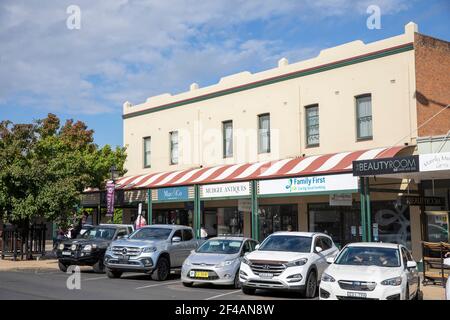 Centre-ville de Mudgee High Street dans cette ville du centre-ouest Dans la région de Nouvelle-Galles du Sud, en Australie, un jour d'automne Banque D'Images