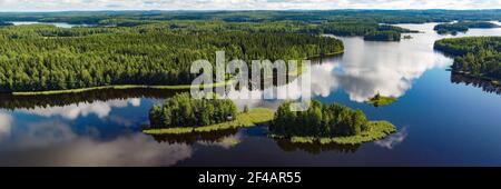 Panorama de deux îles appelées Muutosaaret près de Leppävirta à Savo Finlande photographiée avec un drone Banque D'Images