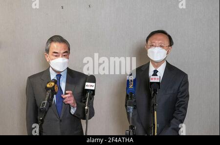 (210319) -- ANCHORAGE, États-Unis, 19 mars 2021 (Xinhua) -- Yang Jiechi, membre du Bureau politique du Comité central du Parti communiste de Chine (PCC) et directeur du Bureau de la Commission des affaires étrangères du Comité central du PCC, Et le conseiller d'État chinois et ministre des Affaires étrangères Wang Yi reçoit un entretien avec les médias à la fin du dialogue stratégique de haut niveau avec les États-Unis dans la ville d'Anchorage en Alaska, le 19 mars 2021. (Xinhua/Liu Jie) Credit: Liu Jie/Xinhua/Alay Live News Banque D'Images