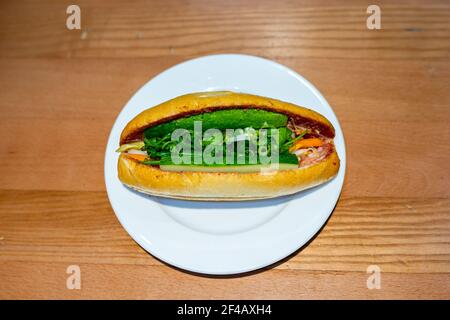 Délicieux sandwich de porc vietnamien - banh mi sur l'assiette Banque D'Images