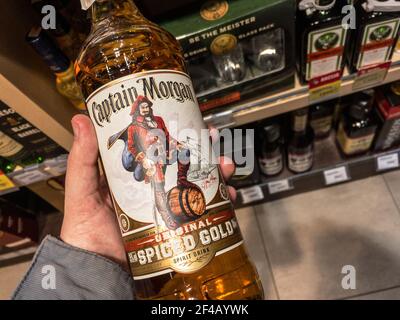 BELGRADE, SERBIE - 4 MARS 2021 : logo du club de rhum épicé de Captain Morgan sur les bouteilles à vendre à Belgrade. Marque de rhum Captain Morgan, faisant partie de Diageo Banque D'Images