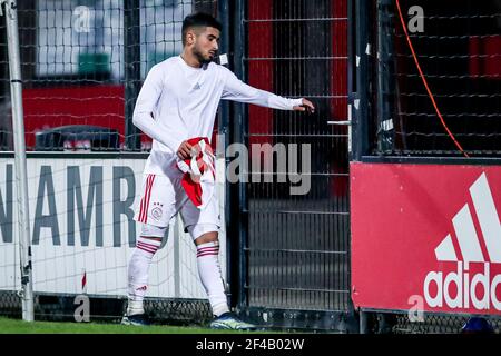 AMSTERDAM, PAYS-BAS - MARS 19: NACI Unuvar d'Ajax U23 marche du terrain déçu pendant le match hollandais de Keukenkampidivisioenie entre Ajax U Banque D'Images