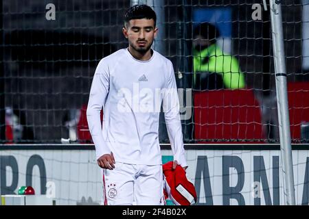 AMSTERDAM, PAYS-BAS - MARS 19: NACI Unuvar d'Ajax U23 marche du terrain déçu pendant le match hollandais de Keukenkampidivisioenie entre Ajax U Banque D'Images