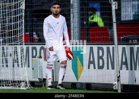 AMSTERDAM, PAYS-BAS - MARS 19: NACI Unuvar d'Ajax U23 marche du terrain déçu pendant le match hollandais de Keukenkampidivisioenie entre Ajax U Banque D'Images