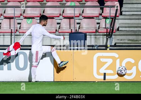 AMSTERDAM, PAYS-BAS - MARS 19: NACI Unuvar d'Ajax U23 marche du terrain déçu pendant le match hollandais de Keukenkampidivisioenie entre Ajax U Banque D'Images