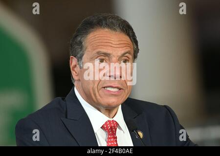 Le gouverneur de l'aéroport de New York, Andrew Cuomo, prend la parole lors d'une conférence de presse tenue dans le nouveau terminal B de l'aéroport LaGuardia le 10 juin 2020 à New York. Banque D'Images