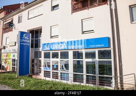 VUKOVAR, CROATIE - 12 MAI 2018 : logo de l'assurance de l'UNIQA sur le bureau principal de Vukovar. UNIQA est une société multinationale autrichienne d'assurance, s Banque D'Images